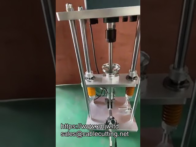 Mini Vertical Plastic Injection Molding Machine For Making Charger Power Cable2